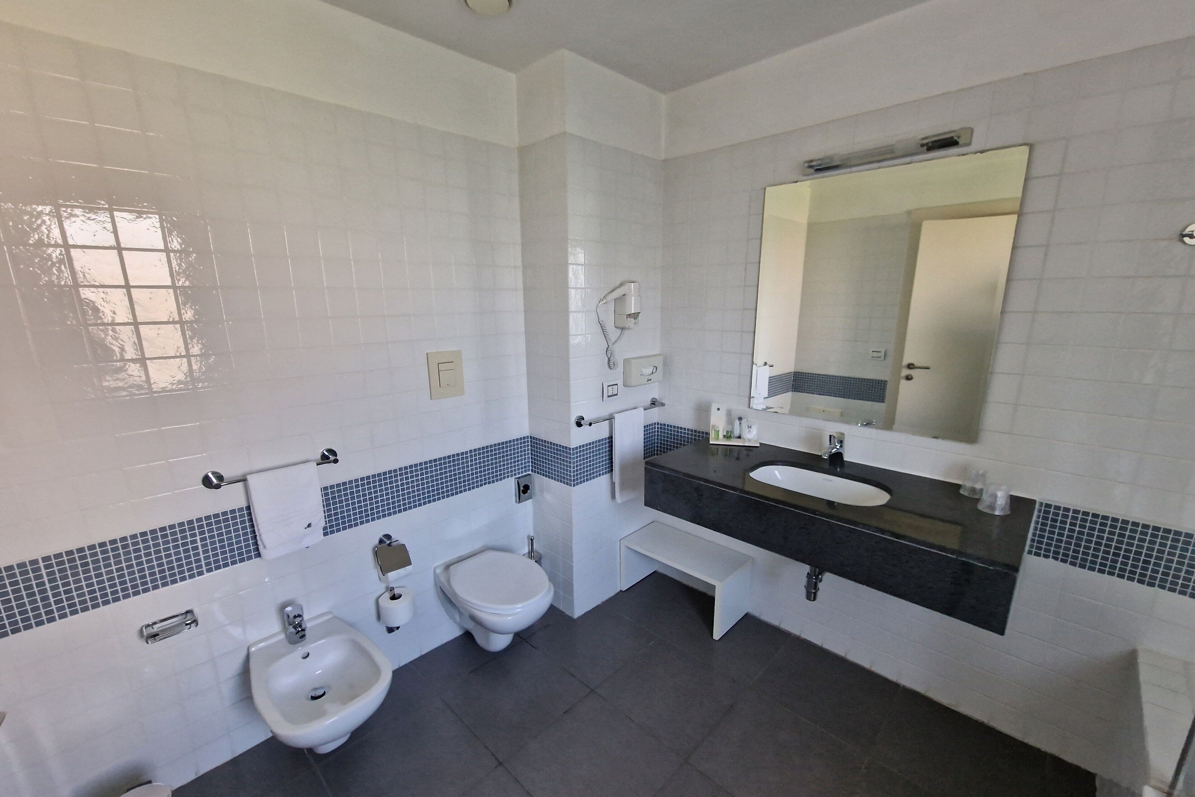 suite, 1 bedroom, non smoking, balcony | bathroom | combined shower/bathtub, free toiletries, hair dryer, towels