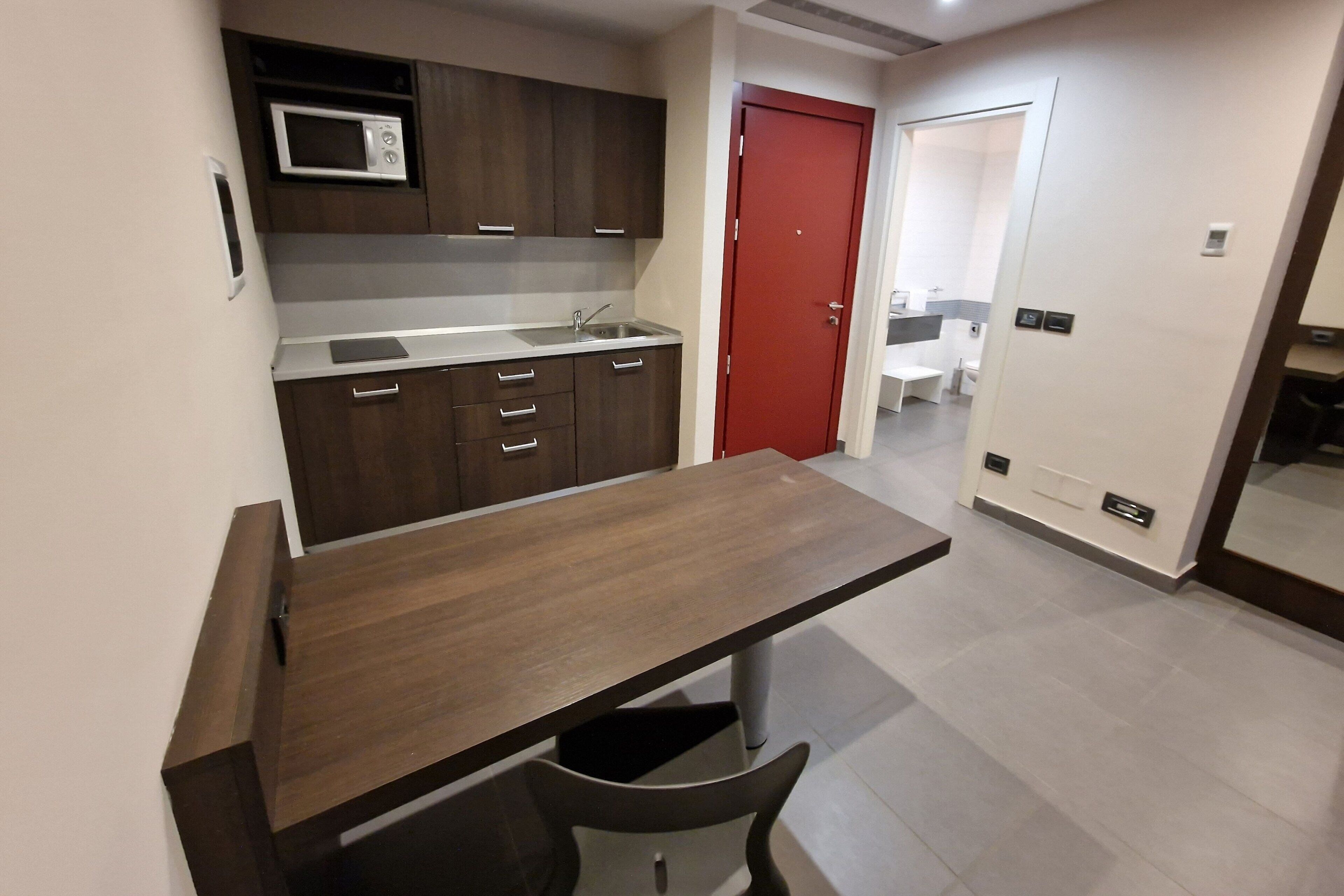 executive room, 1 king bed, balcony | premium bedding, in-room safe, desk, soundproofing