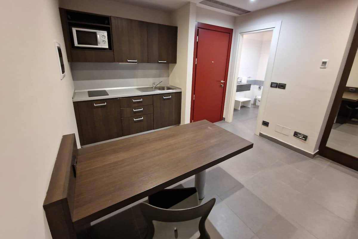 executive room, 1 king bed, balcony | premium bedding, in-room safe, desk, soundproofing
