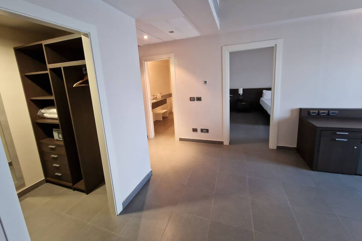Suite, 1 Bedroom, Non Smoking, Balcony | Premium bedding, in-room safe, desk, soundproofing