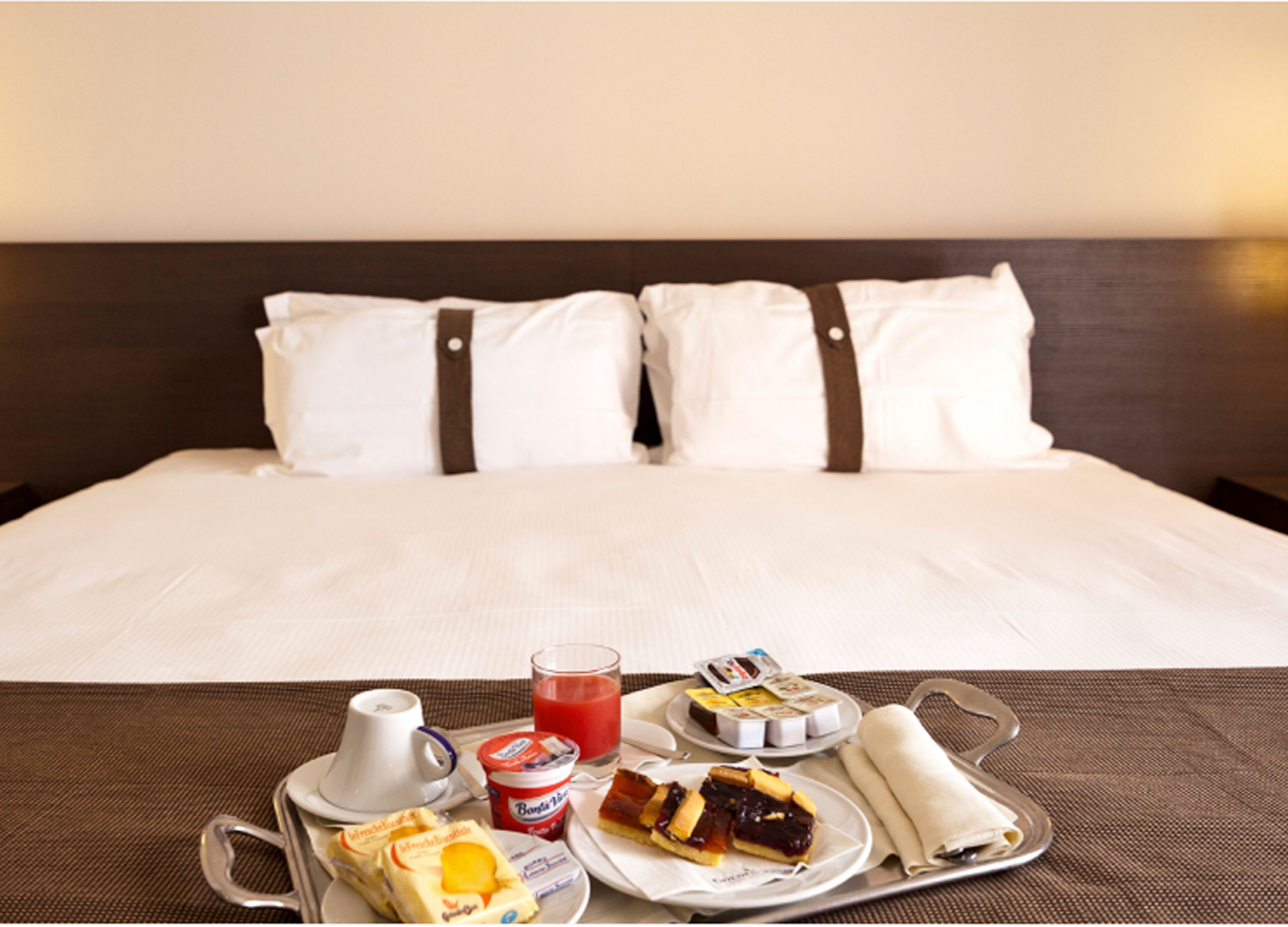 suite | premium bedding, in-room safe, desk, soundproofing