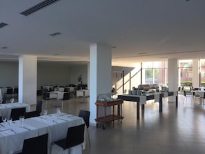 Café da manhã, almoço e jantar; culinária internacional