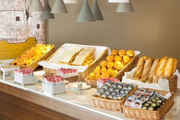 Päivittäinen mukaan otettava aamiainen (10 GBP per henkilö)