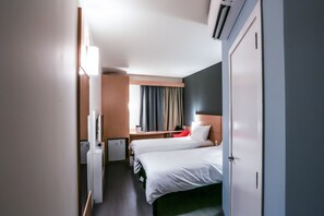Minibar, safe på rommet, skrivebord og lydisolert