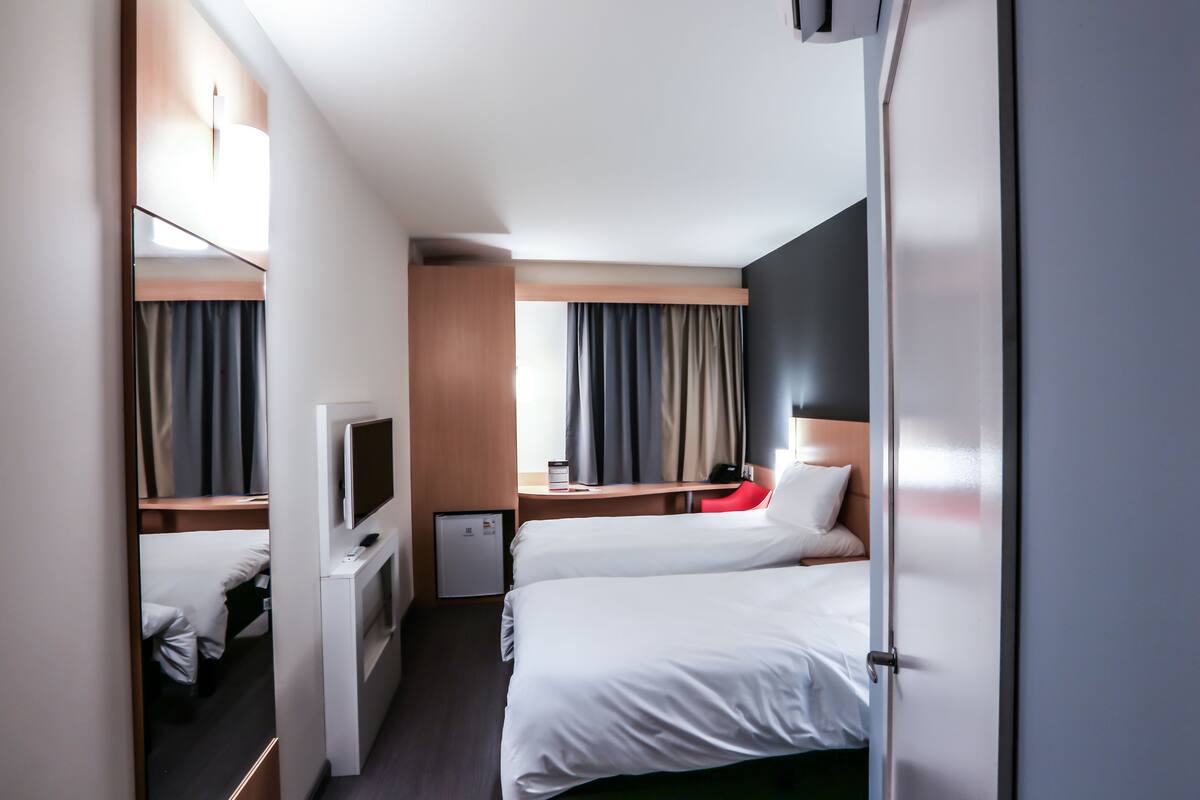 standard apartment, 2 single beds | minibar, in-room safe, desk, soundproofing