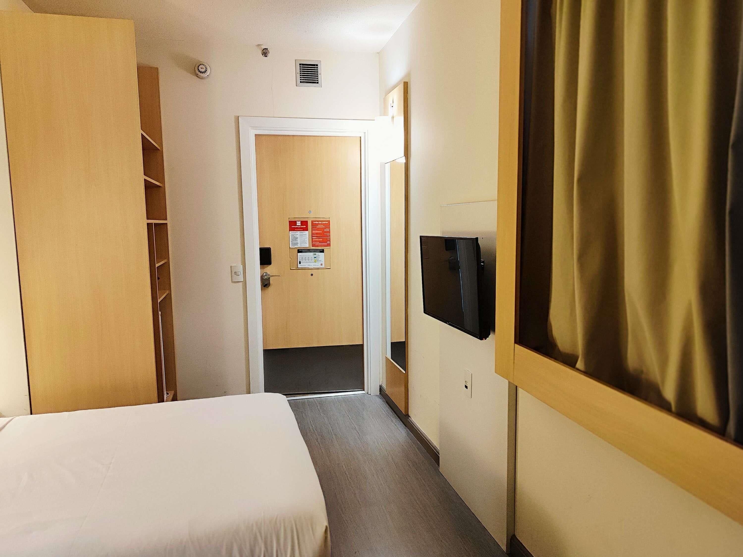 Minibar, caja de seguridad en la habitación y escritorio 