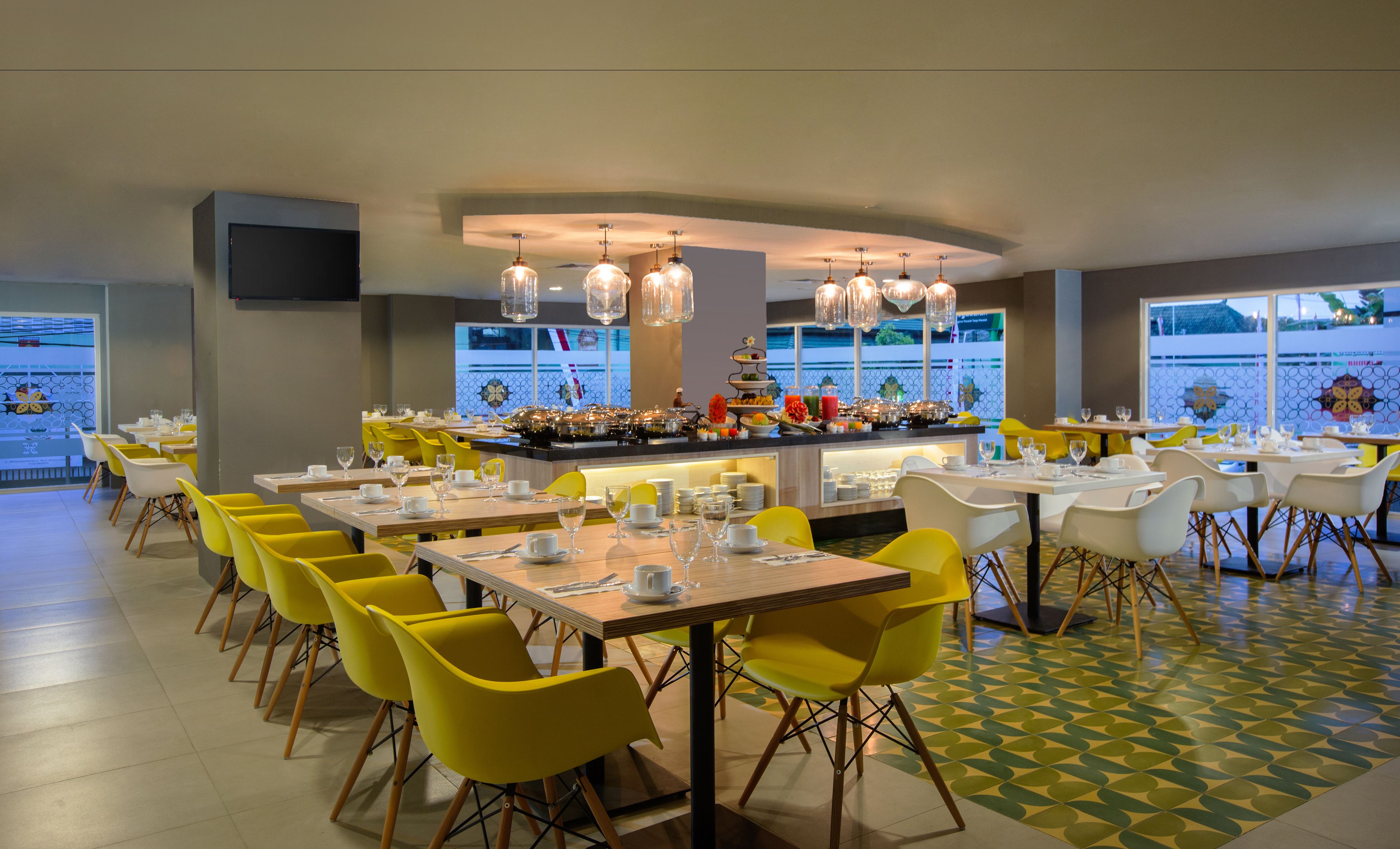 breakfast, lunch, dinner served; international cuisine