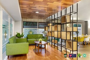 Se sirven desayunos, almuerzos y cenas; cocina internacional