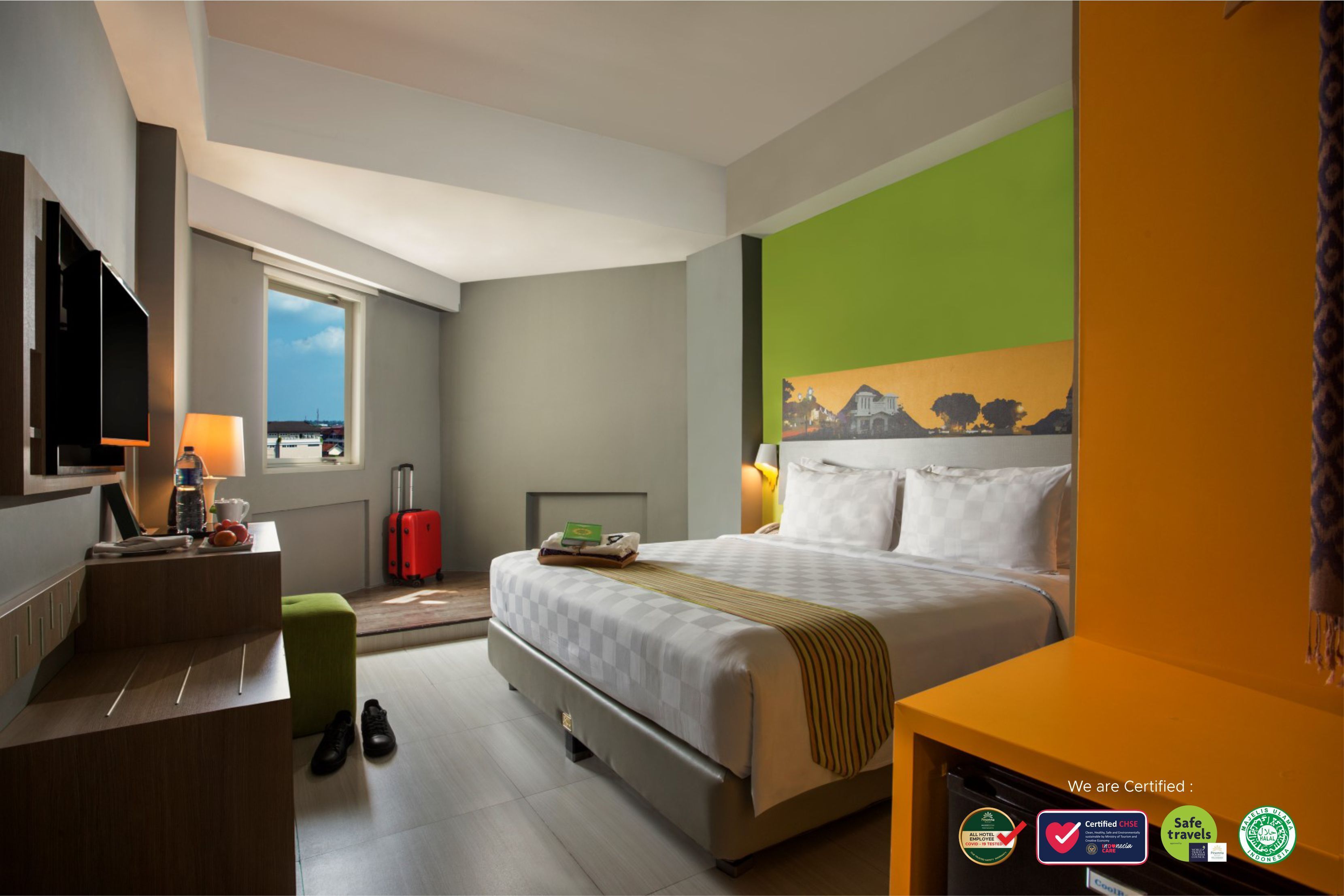 deluxe room | 1 bedroom, minibar, in-room safe, desk