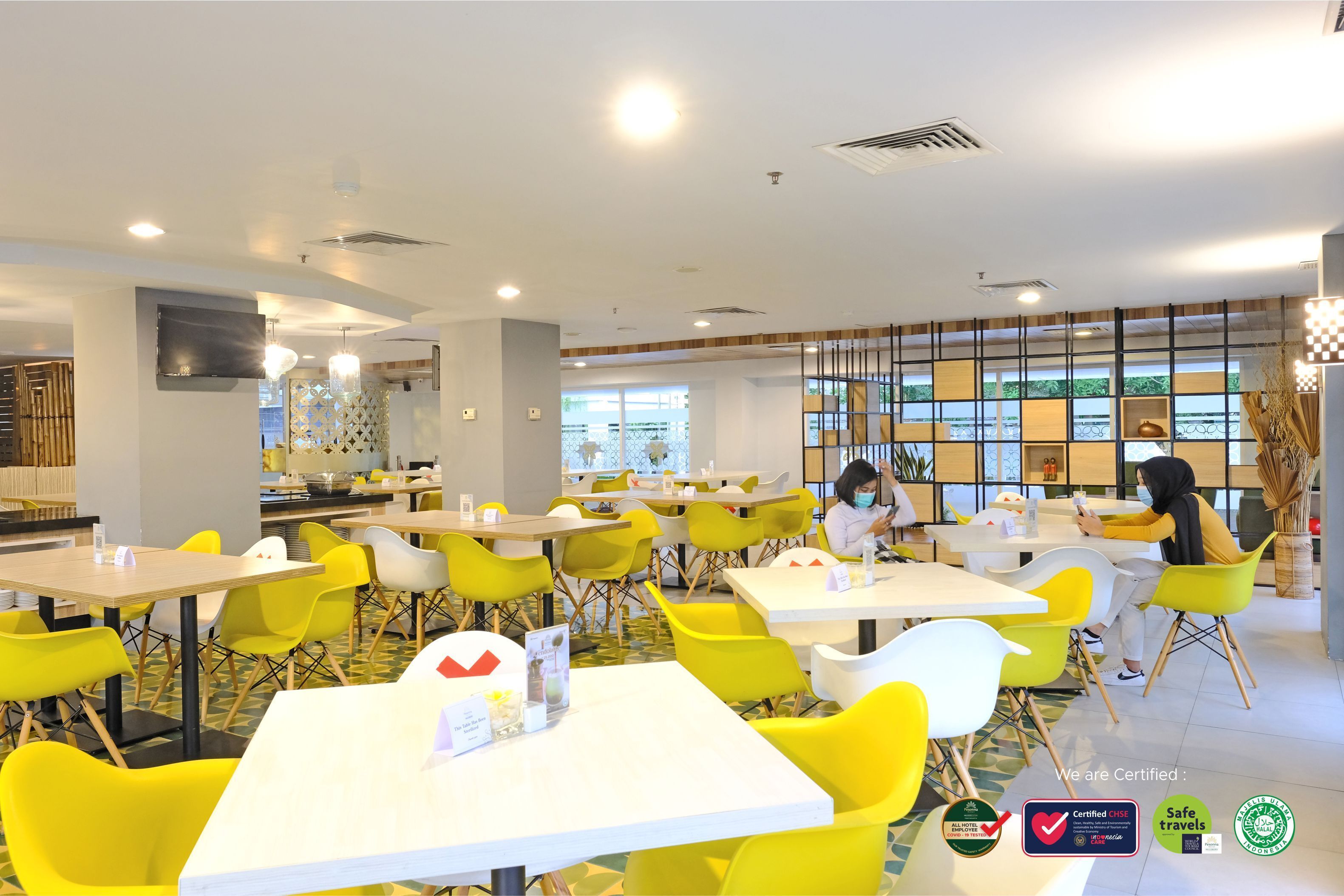 breakfast, lunch, dinner served; international cuisine