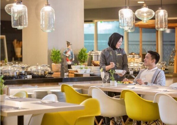 Petit déjeuner buffet (100000 IDR par personne)