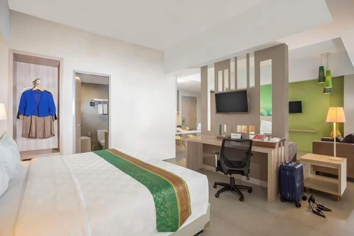 In-room safe, desk, blackout drapes, WiFi (free)