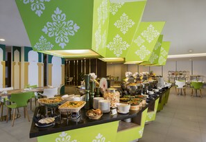 Petit déjeuner buffet (65000 IDR par personne)