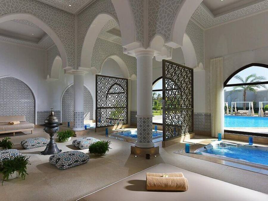 3 outdoor pools, pool umbrellas, pool loungers