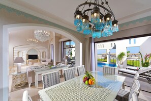 7 nhà hàng; phục vụ bữa trưa và bữa tối