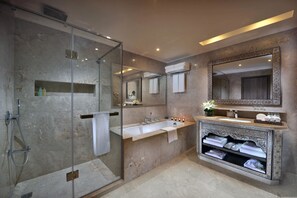 淋浴/浴缸二合一、淋浴花灑、免費盥洗用品、吹風機