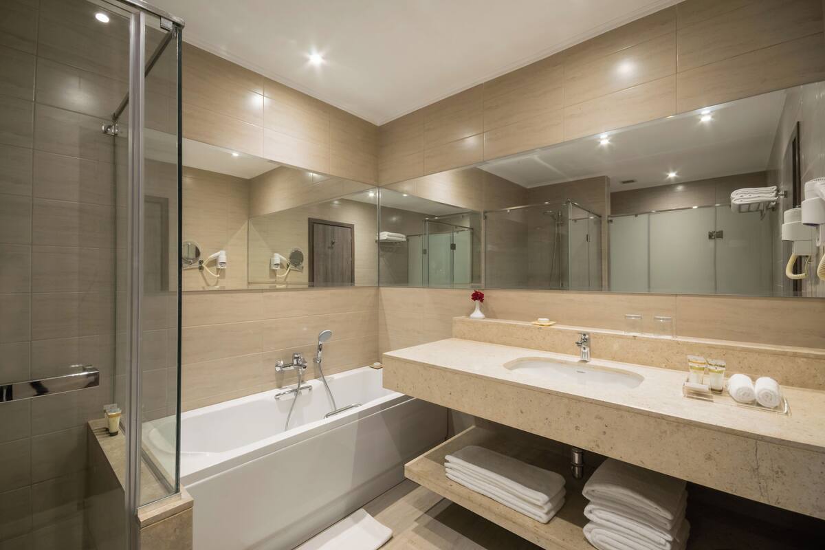 combined shower/bathtub, rainfall showerhead, free toiletries