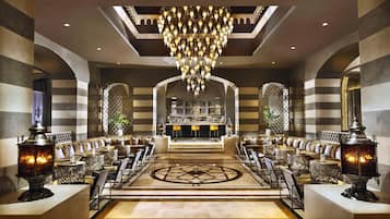 7 restoran, melayani makan siang dengan sajian masakan Mediterania