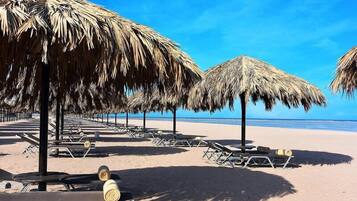Ubicación a pie de playa, arena blanca, tumbonas y sombrillas