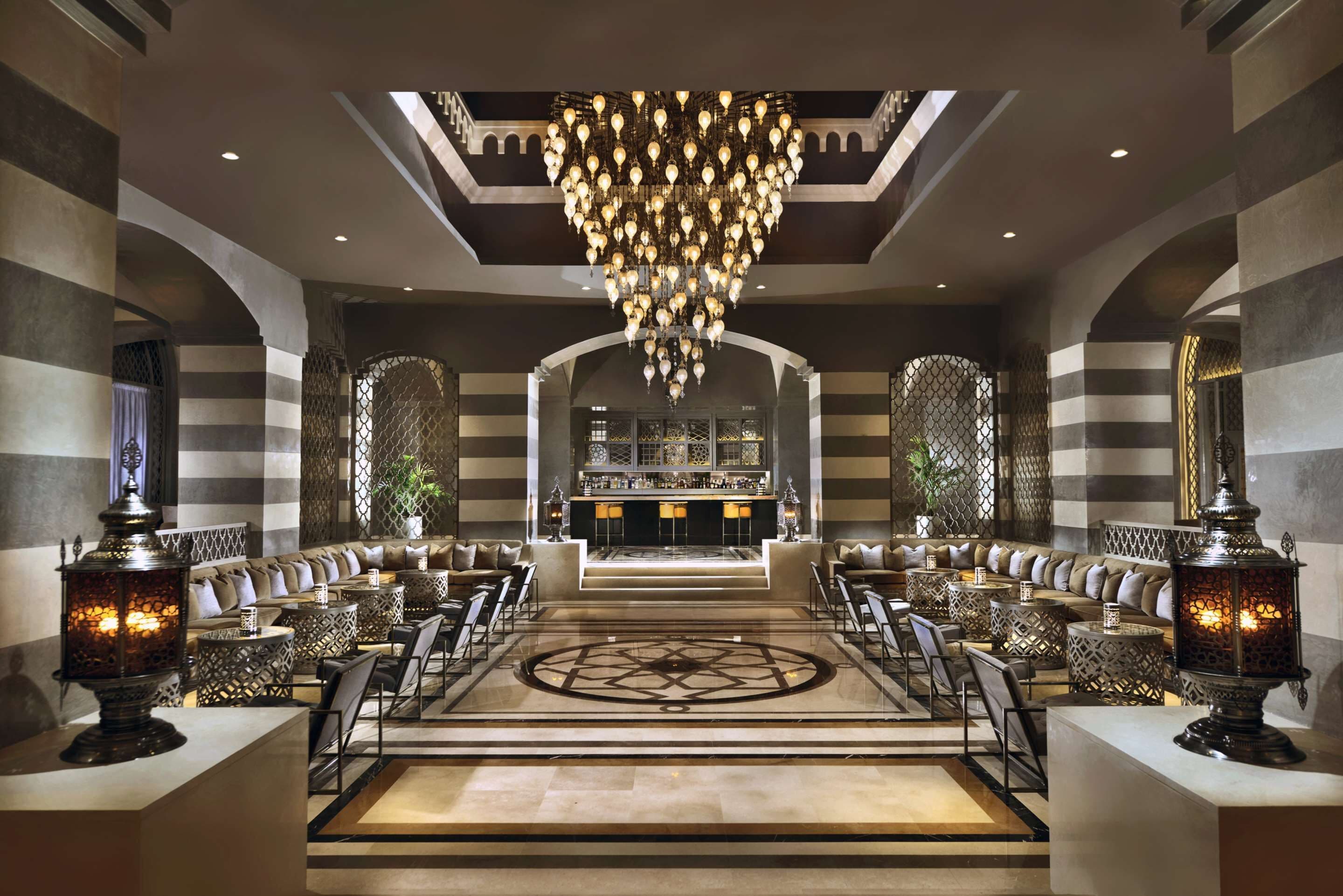 7 restaurantes; se sirven almuerzos, cenas y cocina mediterránea 