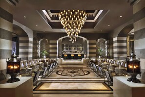 7 间餐厅，供应午餐和晚餐，地中海菜