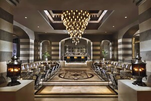 7 restaurantes; se sirven almuerzos, cenas y cocina mediterránea 