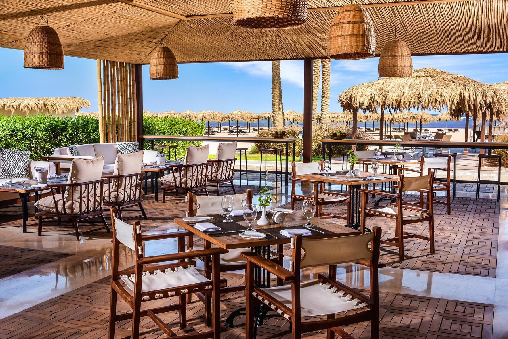 7 restaurantes; se sirven comidas y cenas