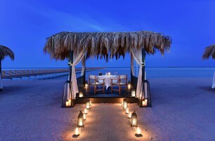 Ubicación a pie de playa, arena blanca, tumbonas y sombrillas