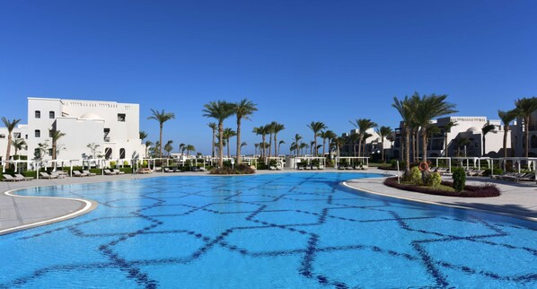 3 outdoor pools, pool umbrellas, pool loungers