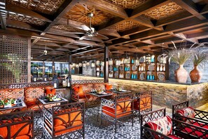 7 restaurants; lunch and dinner served