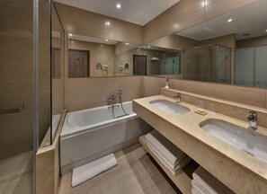 A modern bathroom with a large bathtub, two sinks, and a large mirror. - Steigenberger Alcazar (Sharm El Sheikh)