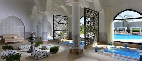 3 albercas al aire libre, sombrillas en la alberca y camastros