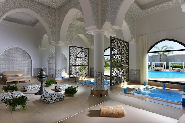 3 Außenpools, Sonnenschirme, Liegestühle