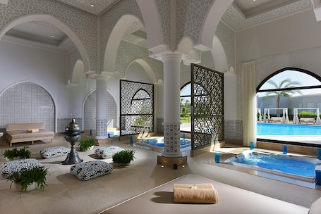 3 piscinas al aire libre, sombrillas, sillones reclinables de piscina. Steigenberger Alcazar
