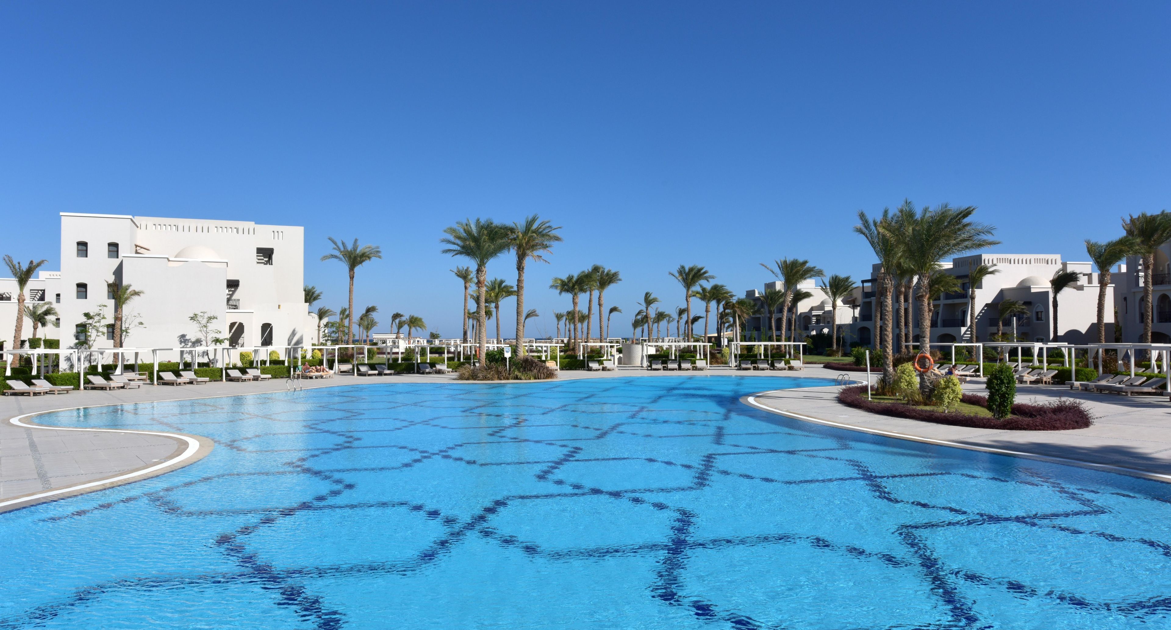 3 piscines extérieures, parasols de plage, chaises longues