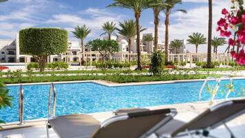 Frigobar, cofres nos quartos, escrivaninha, cortinas blackout