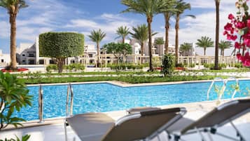 3 piscines extérieures, parasols de plage, chaises longues
