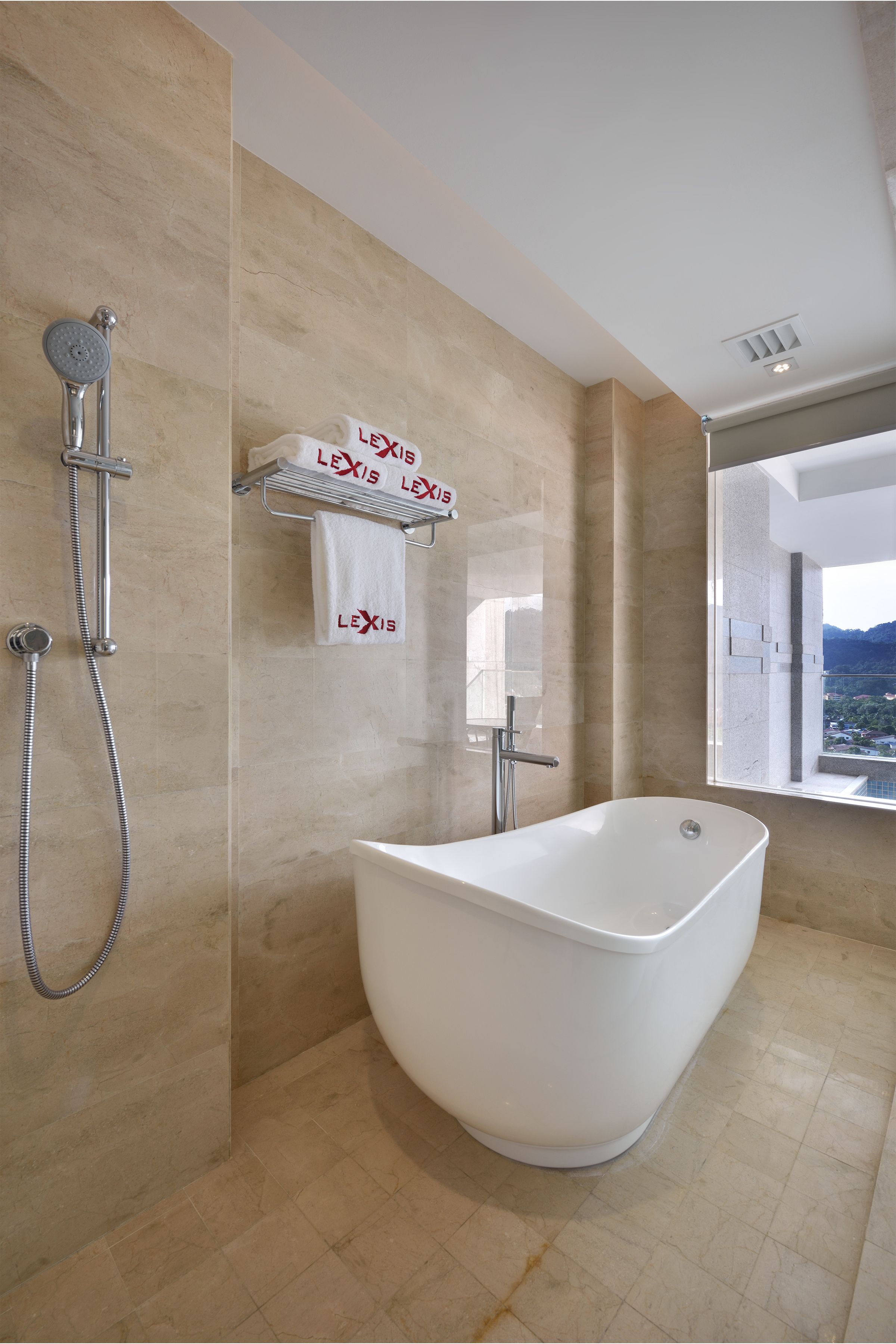 executive pool suite | deep-soaking bathtub
