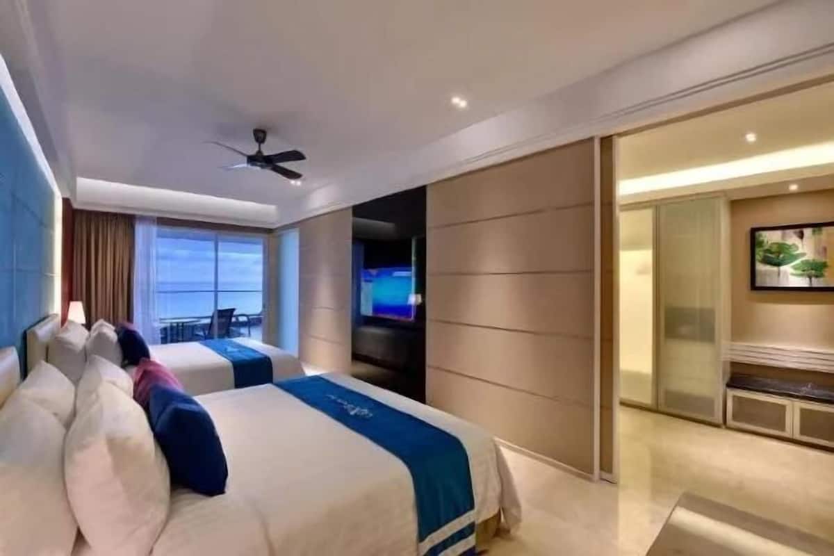 Luxe beddengoed, donzen dekbedden, een minibar, een kluis op de kamer
