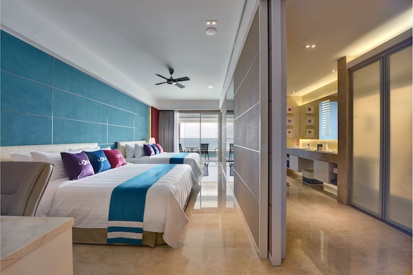 Suite Premium (Pool) | Biancheria da letto di alta qualità, copriletto in piuma, minibar