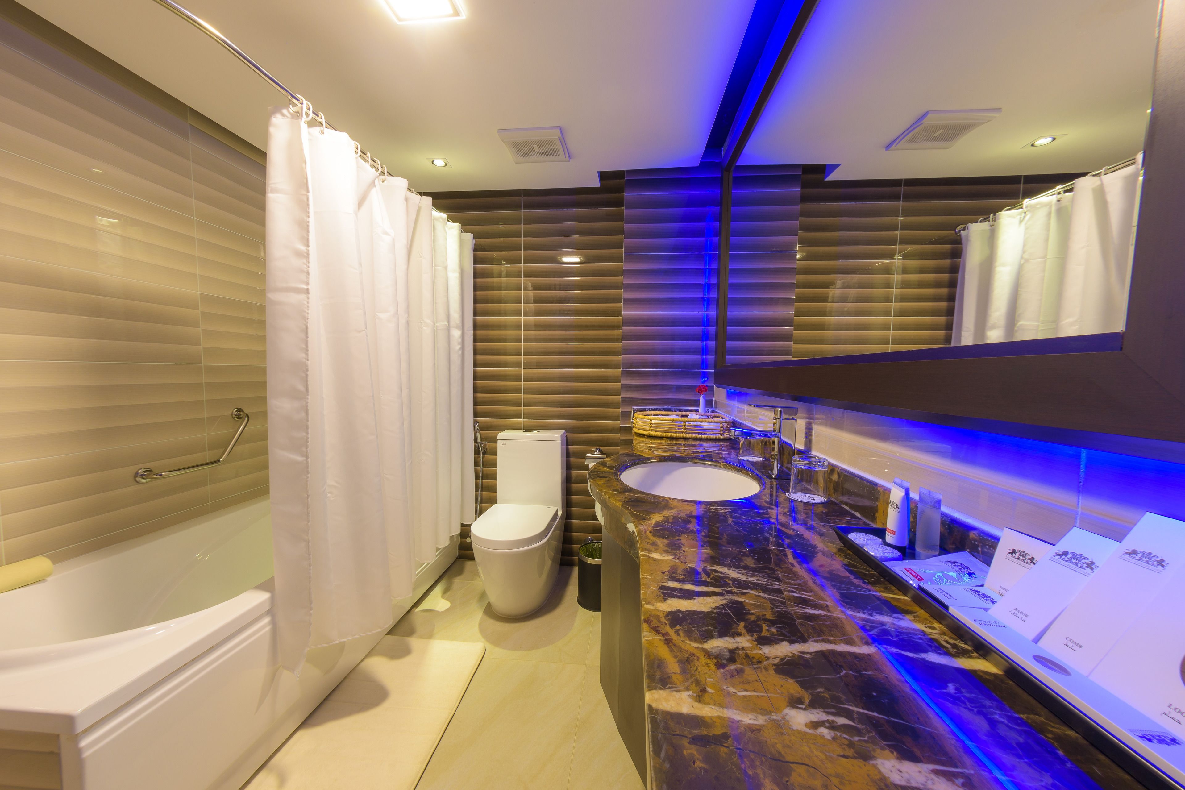 royal suite | hypo-allergenic bedding, minibar, in-room safe, desk