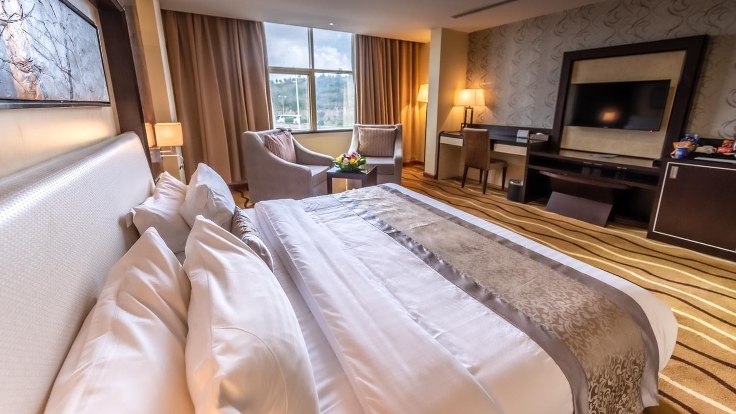 hypo-allergenic bedding, minibar, in-room safe, desk