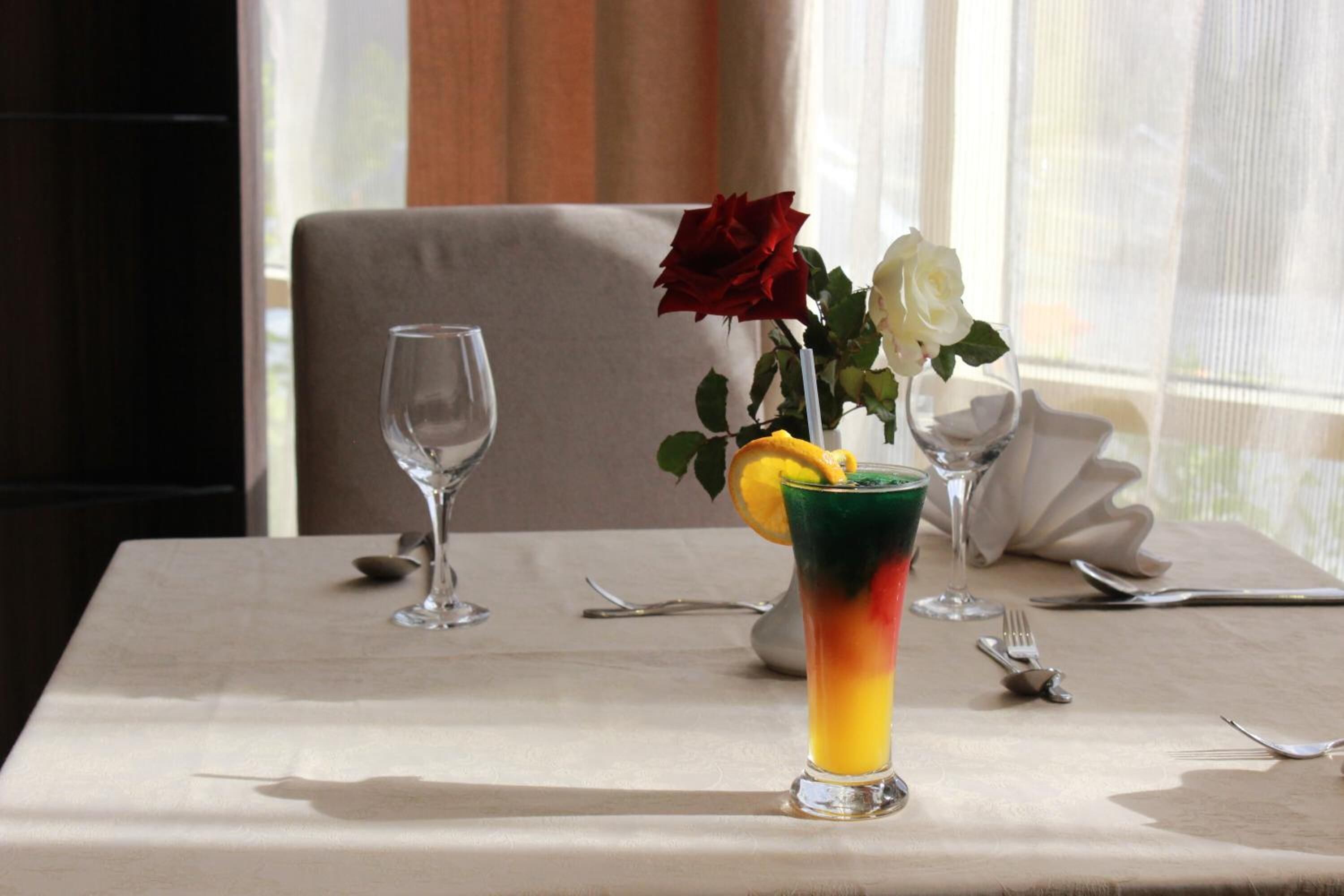 2 restaurants, international cuisine