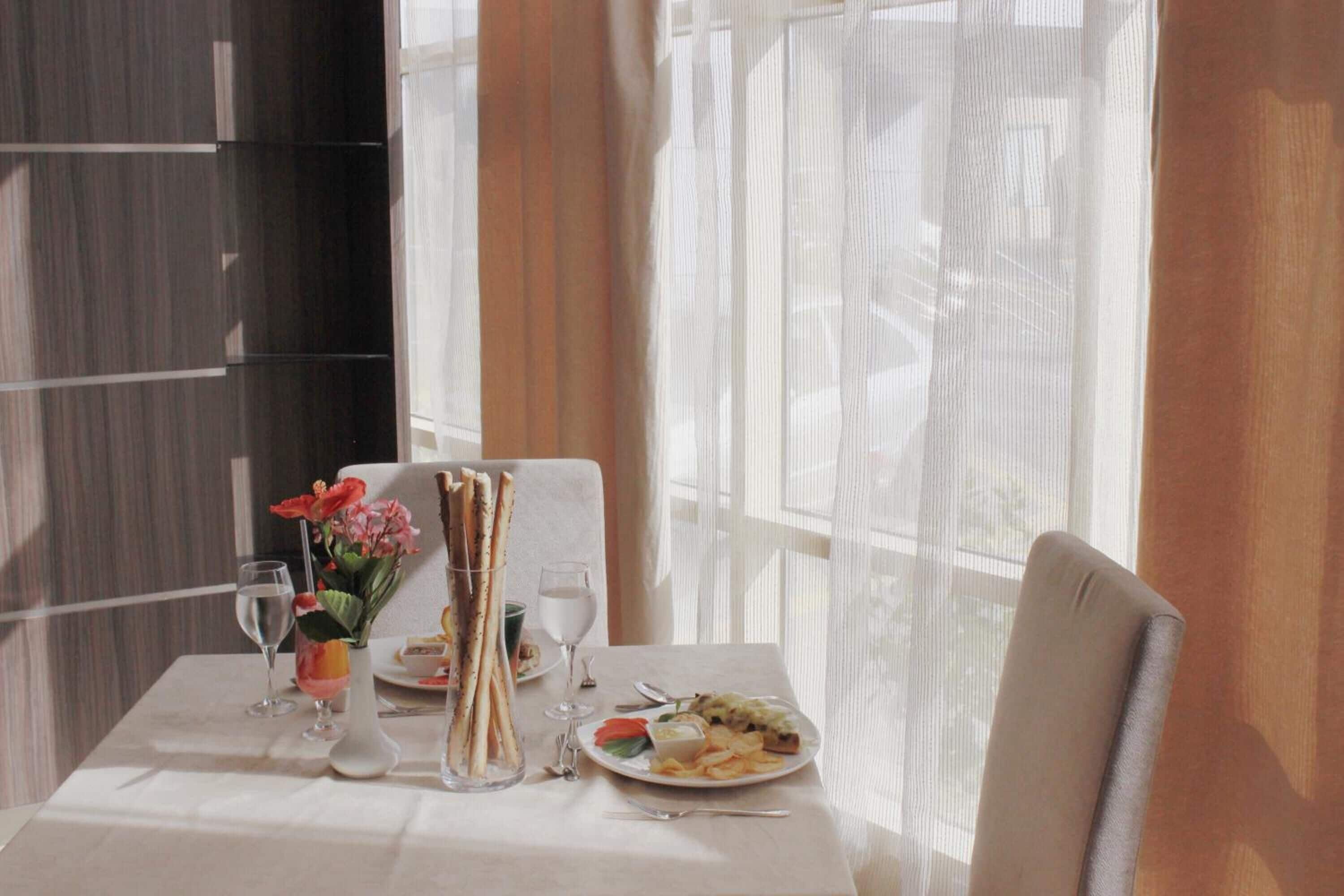 2 restaurants, international cuisine