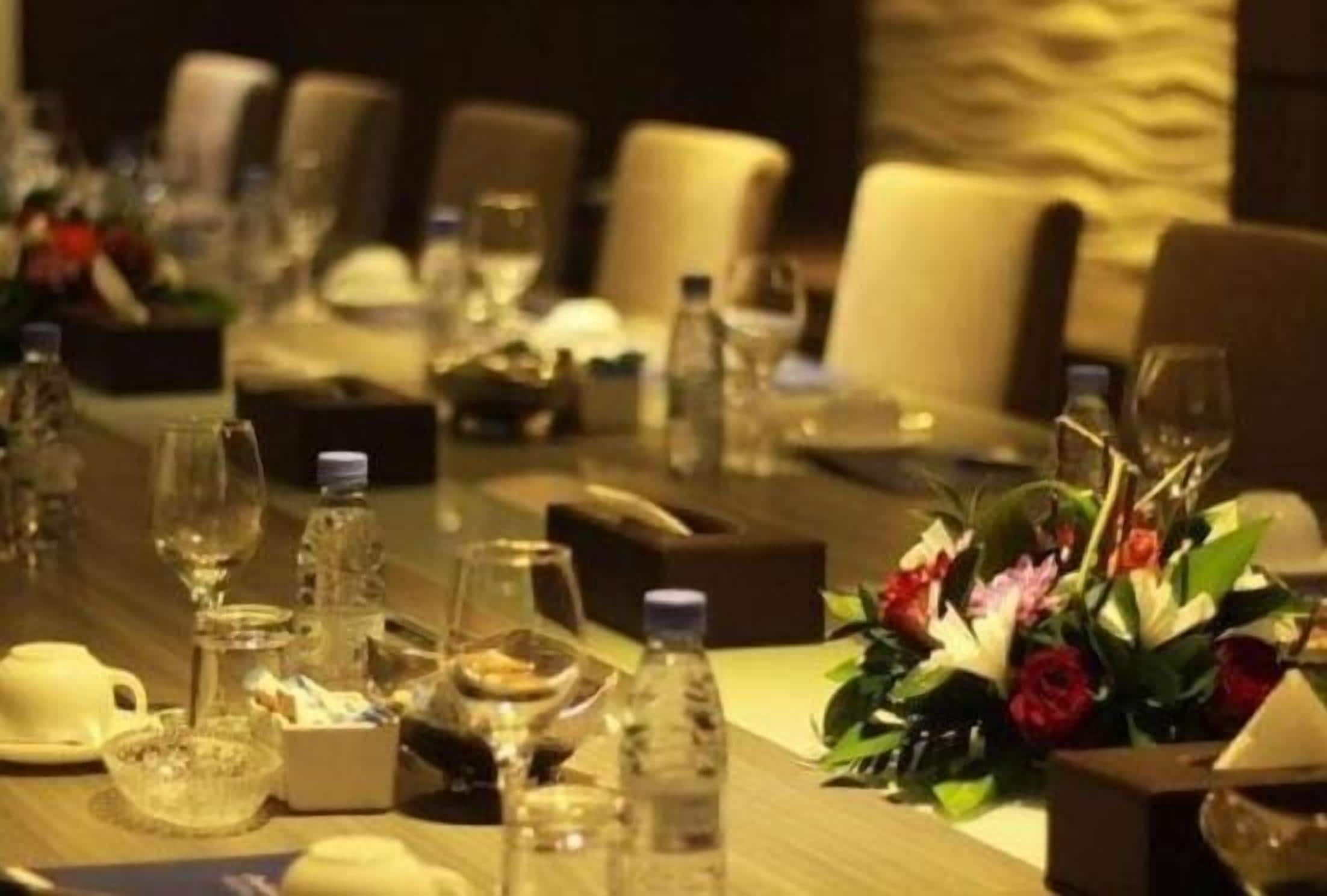 2 restaurants, international cuisine