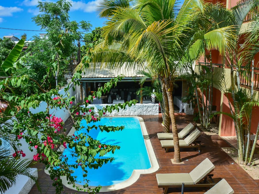 Utendørsbasseng og solsenger