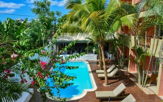 Una piscina al aire libre, tumbonas