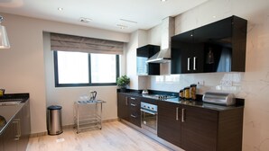 Fridge, oven, stovetop, toaster - Al Manzil Residence (Manama)
