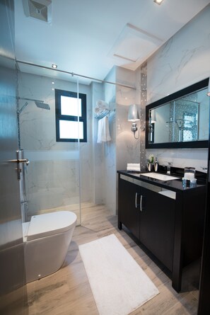 Rainfall showerhead, free toiletries, hair dryer, slippers - Al Manzil Residence (Manama)