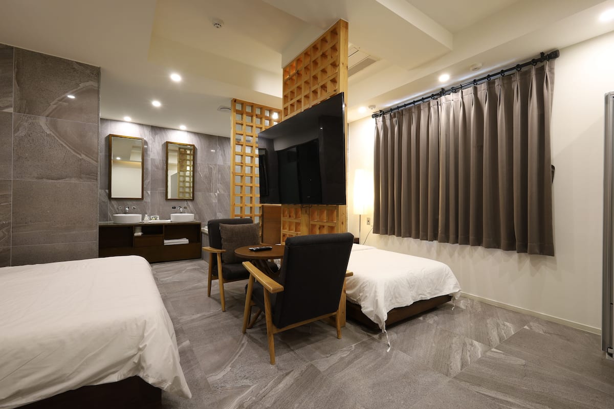 Business Suite Twin - Free Netflix Service
